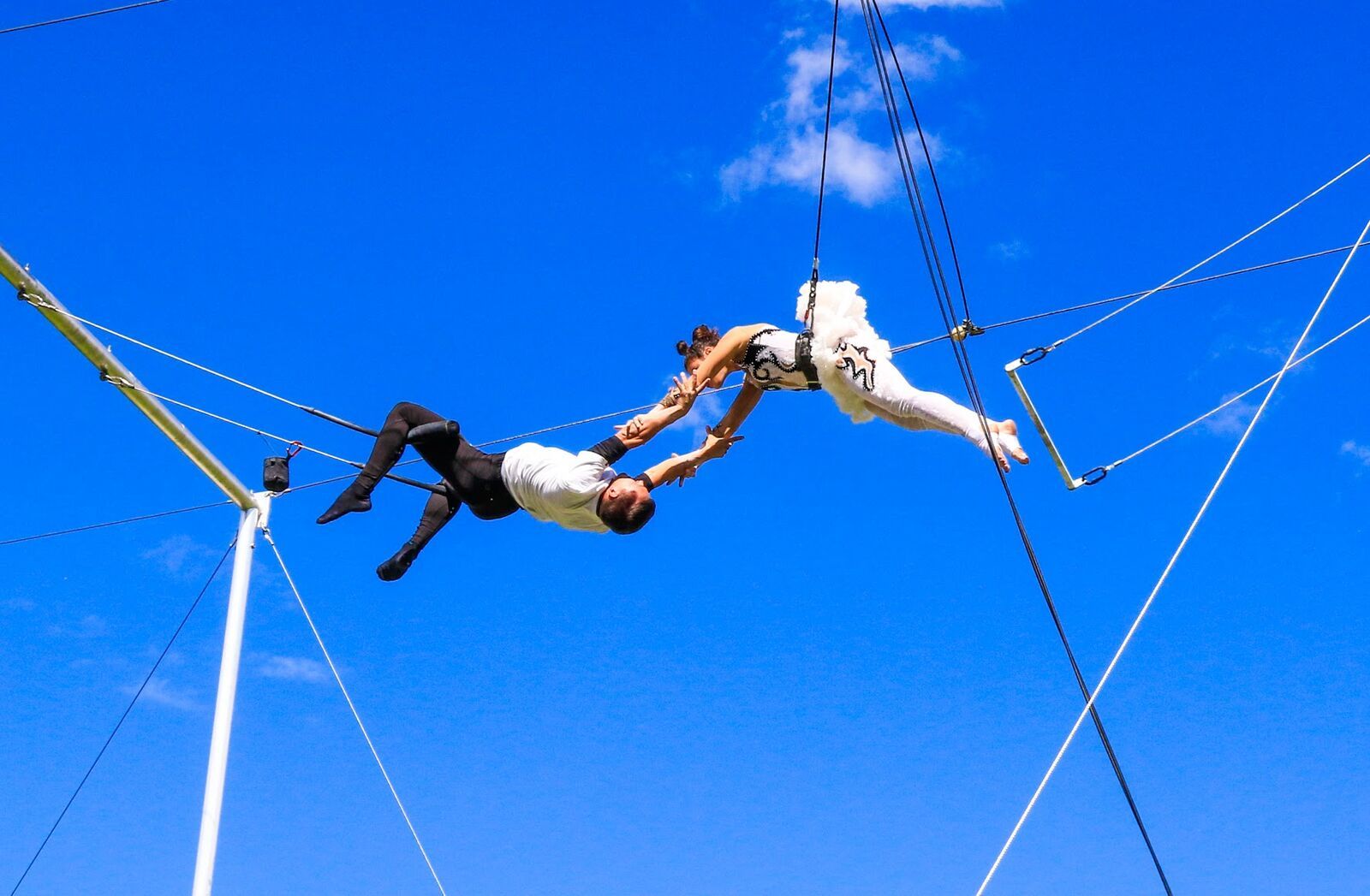 воздушная акробатика в цирке. страховка акробата. денис гирча акробат. цирк гимнастика акробатика. страховка акробата.