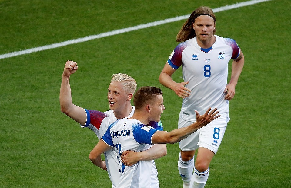 Чемпионат исландии по футболу. Исландская сборная футбол ЧМ 2018. Исландия 2018. Исландия женщины футбол. Стадион сборной Исландии по футболу.